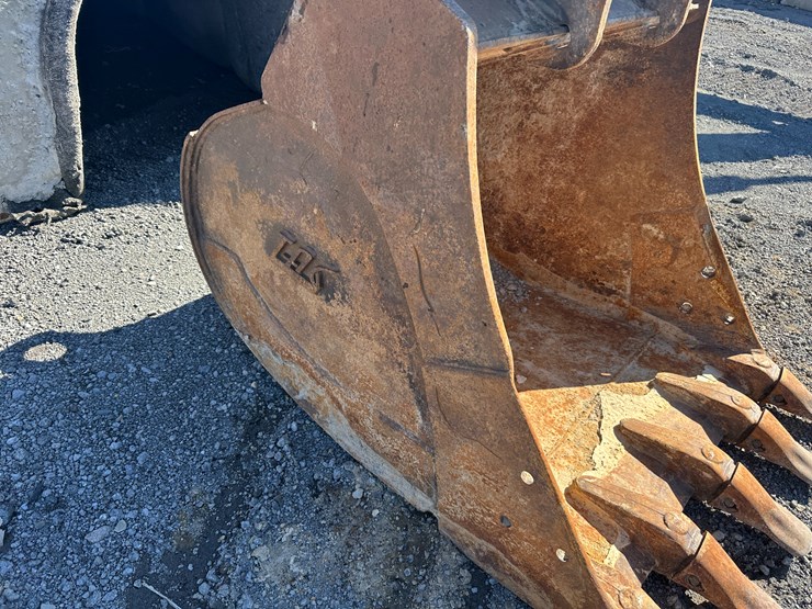 #32583-•-tag-42"-excavator-bucket-image-9