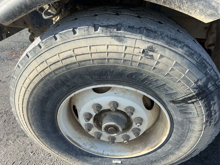 2009-sterling-l9500-image-9