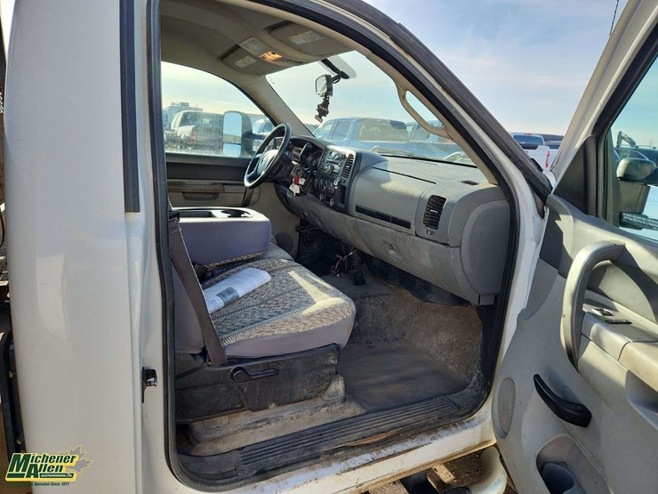 2013-chevrolet-silverado-3500hd-image-18