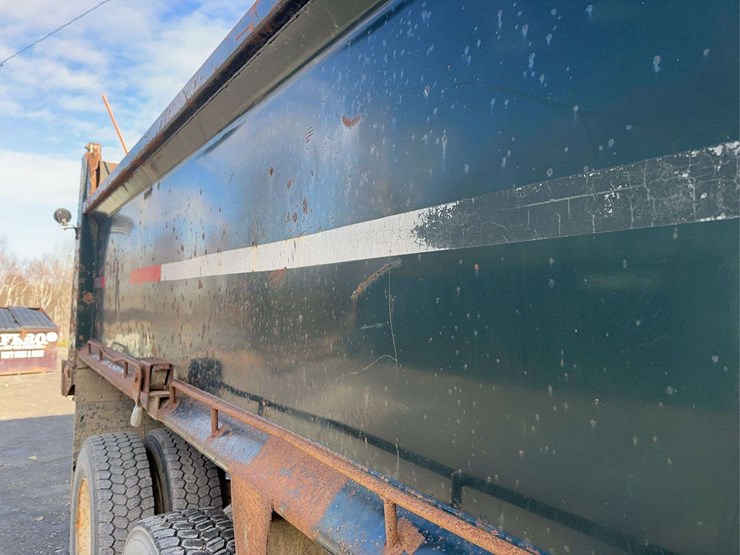 2009-sterling-l9500-image-15