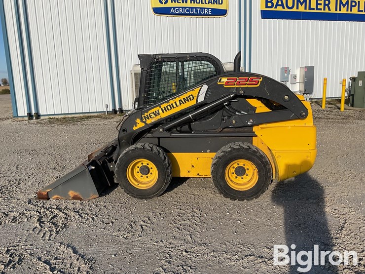 2015-new-holland-l225-image-8