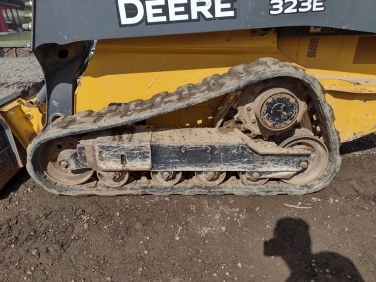 deere-323e-image-19