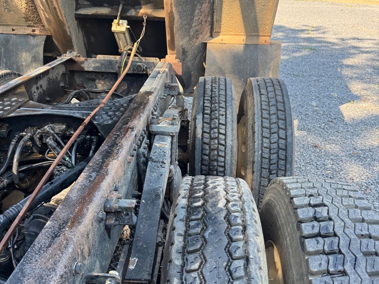 #1302-•-2002-volvo-vhd-truck-with-stainless-dump-bed-image-6