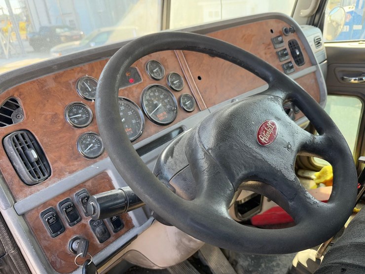 peterbilt-semi-tractor-image-23