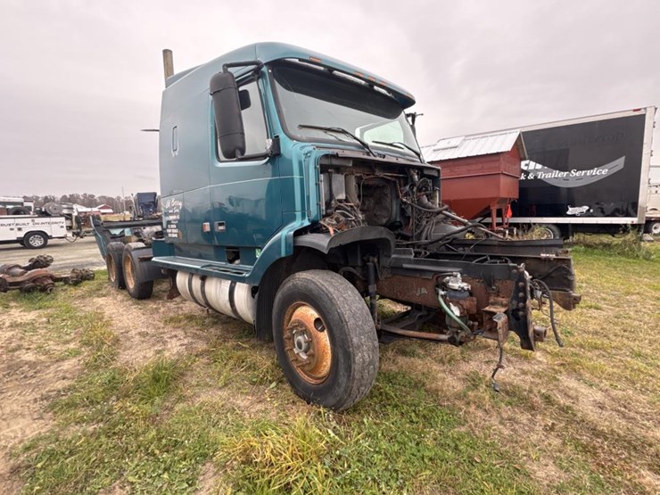#3154-•-volvo-s60-parts-sleeper-truck-image-3