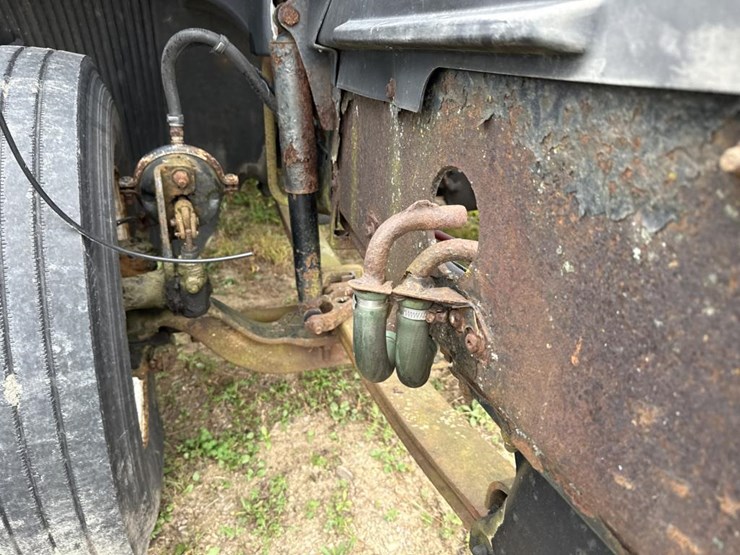 #3153-•-volvo-sleeper-cab-parts-semi-image-20