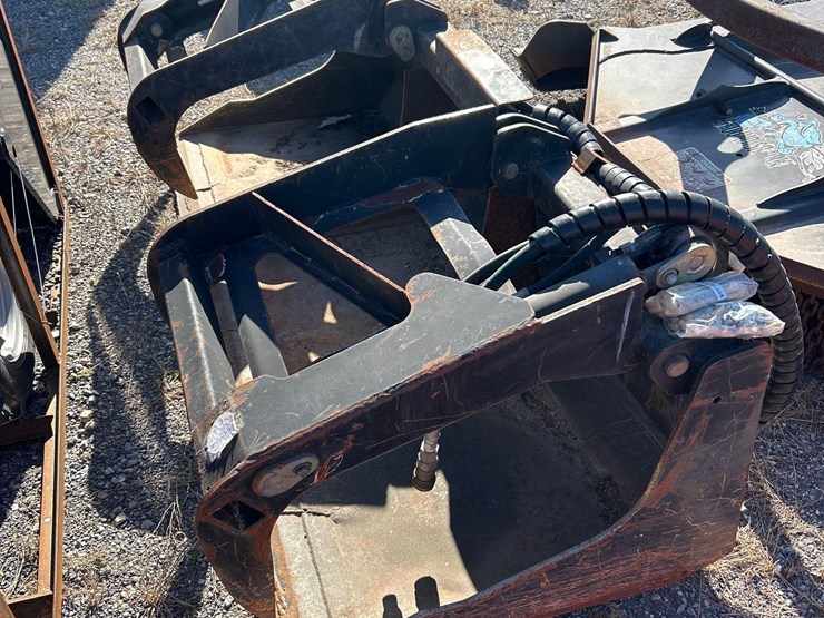hydraulic-grapple-bucket-attachment-image-2
