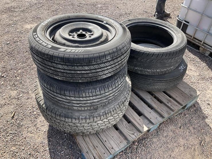 pallet-of-assorted-tires-wheels-image-1