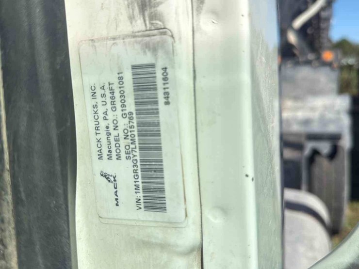 2020-mack-gr64ft-image-1