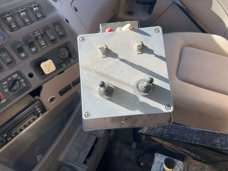 2009-sterling-l9500-image-25