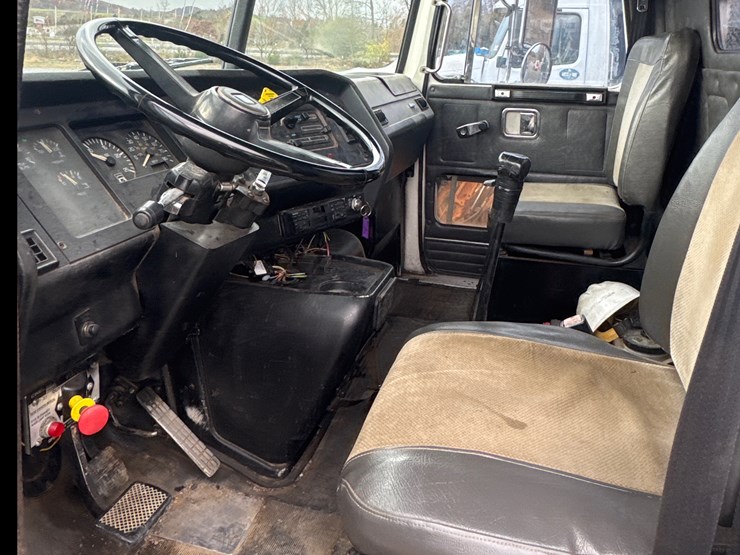 1993-white-270-image-10