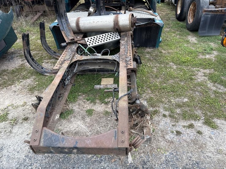 #3153-•-volvo-sleeper-cab-parts-semi-image-24