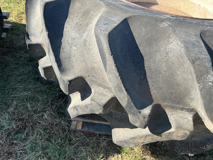 goodyear-24.5-32-tire-on-10-bolt-rim-image-7