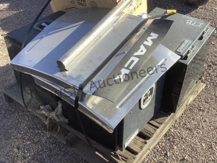 pallet-of-truck-toolboxes,-flaps-&-hoses-image-3