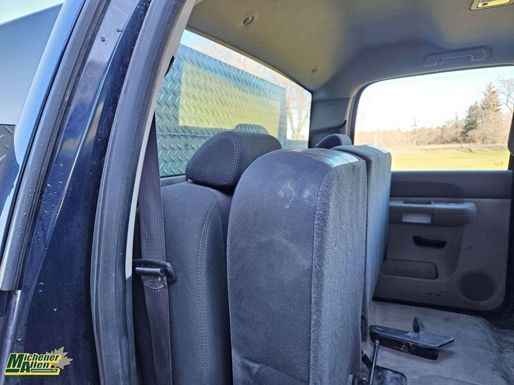 2012-chevrolet-silverado-2500hd-image-38