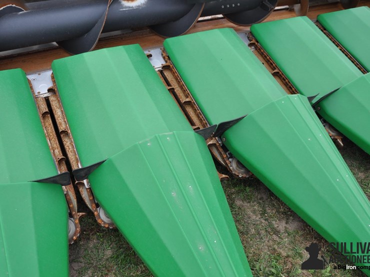 2017-drago-gt-8-30-8r30-corn-head-image-13