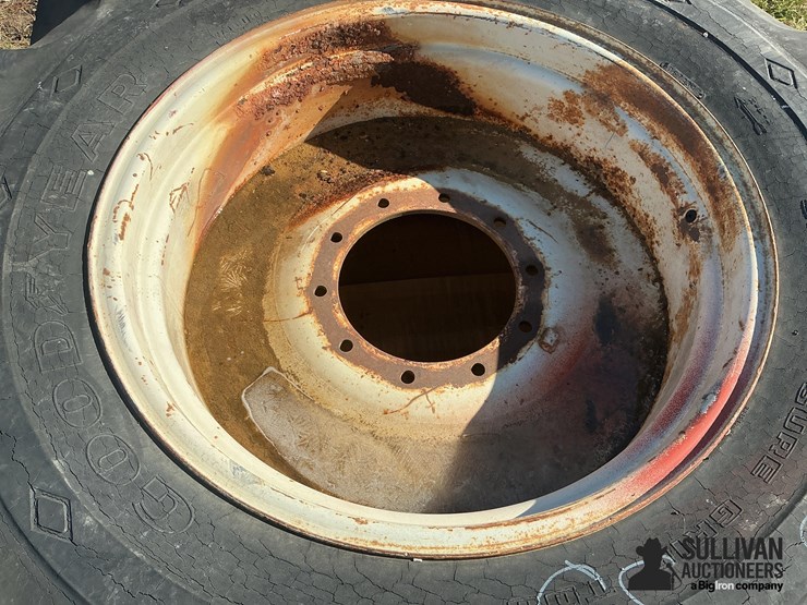 goodyear-24.5-32-tire-on-10-bolt-rim-image-4