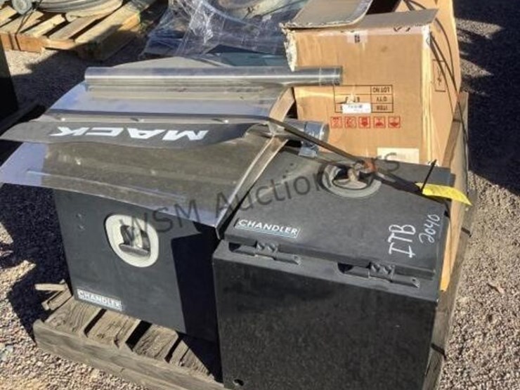 pallet-of-truck-toolboxes,-flaps-&-hoses-image-4