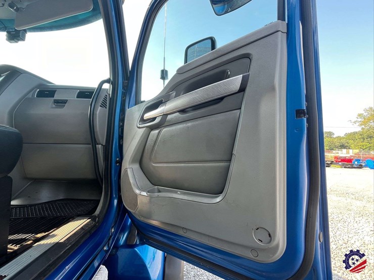 2016-kenworth-t880-image-56