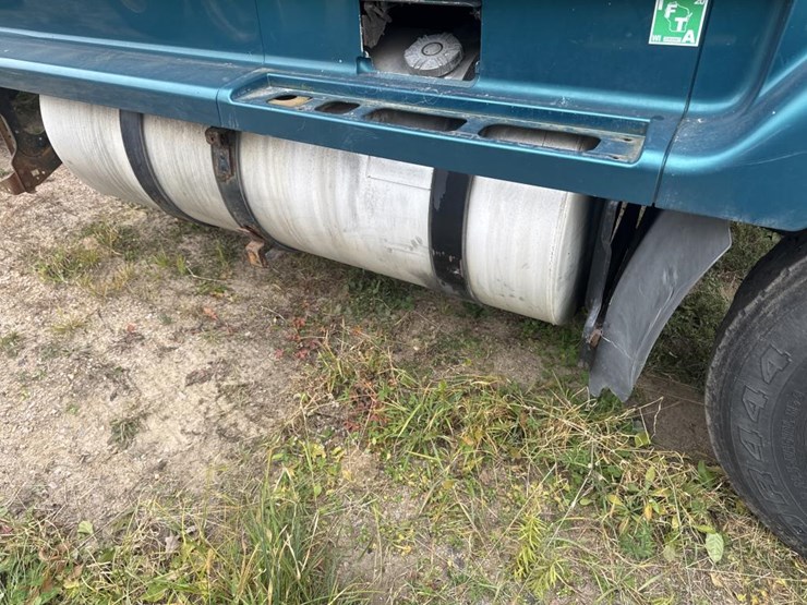 #3154-•-volvo-s60-parts-sleeper-truck-image-16