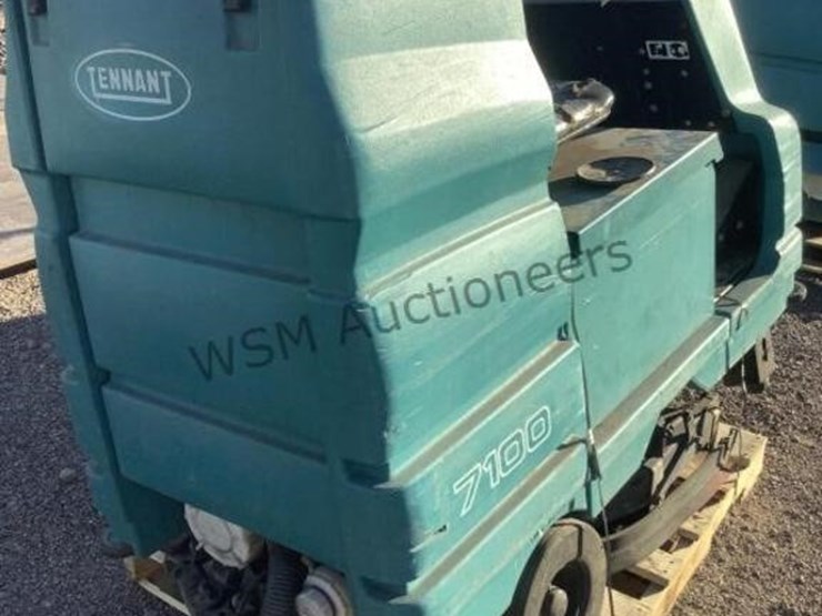 tennant-ride-on-floor-scrubber-image-3