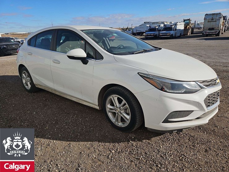 2017-chevrolet-cruze-lt-4dr-hatchback-image-2