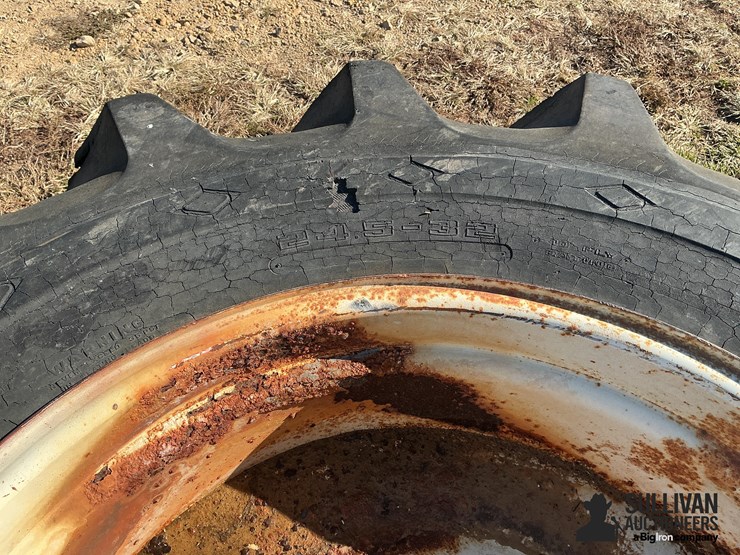 goodyear-24.5-32-tire-on-10-bolt-rim-image-3