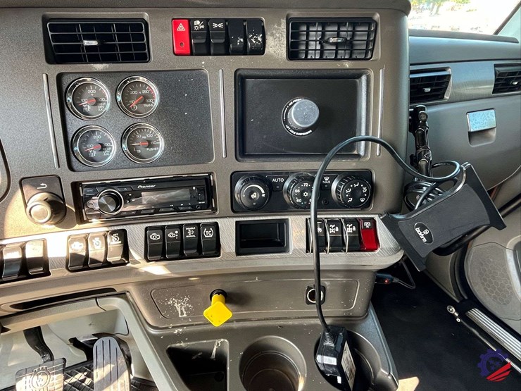 2016-kenworth-t880-image-65