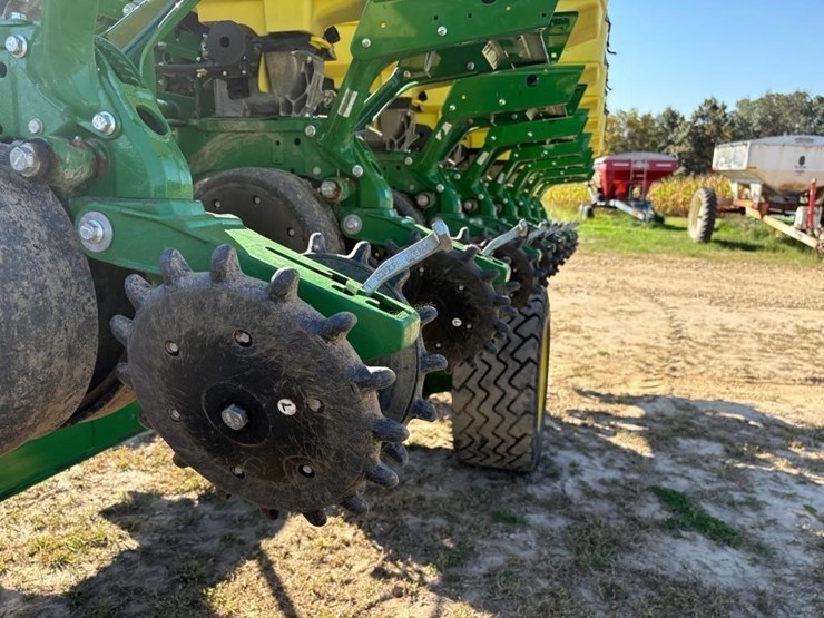 2023-john-deere-1745-image-13