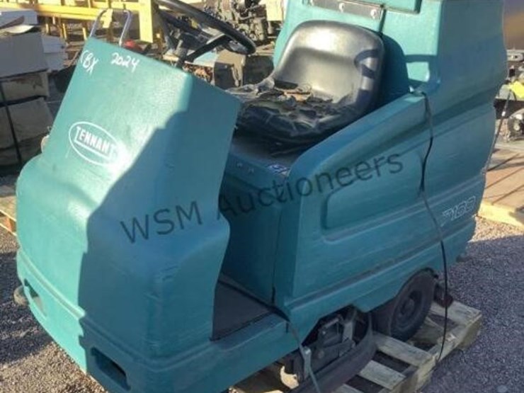tennant-ride-on-floor-scrubber-image-1