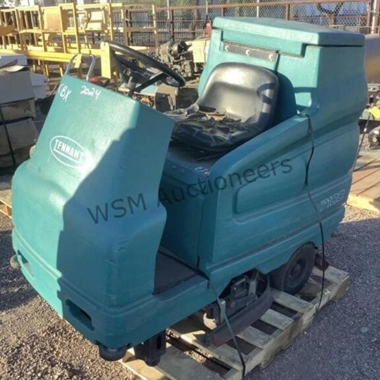 TENNANT RIDE ON FLOOR SCRUBBER