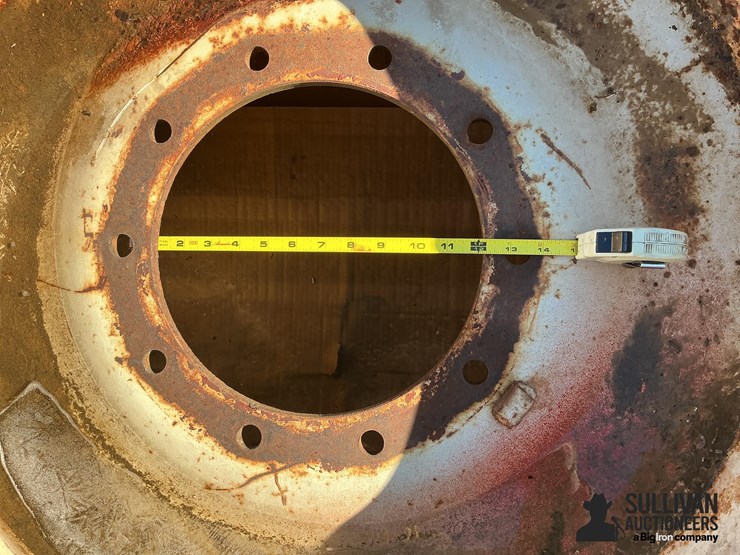 goodyear-24.5-32-tire-on-10-bolt-rim-image-5