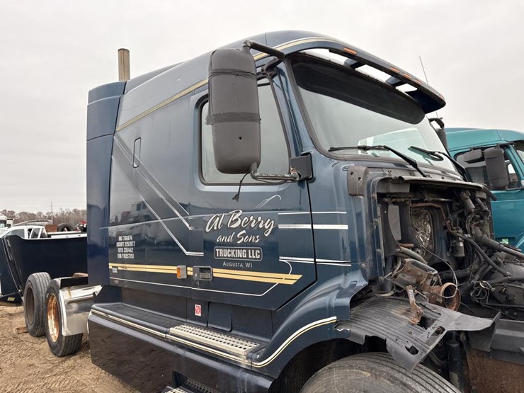 #3155-•-volvo-sleeper-cab-parts-semi-image-16