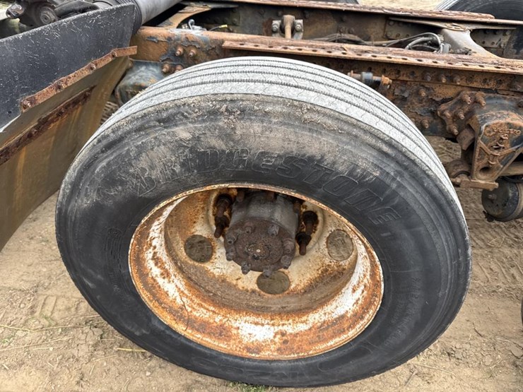 #3155-•-volvo-sleeper-cab-parts-semi-image-41