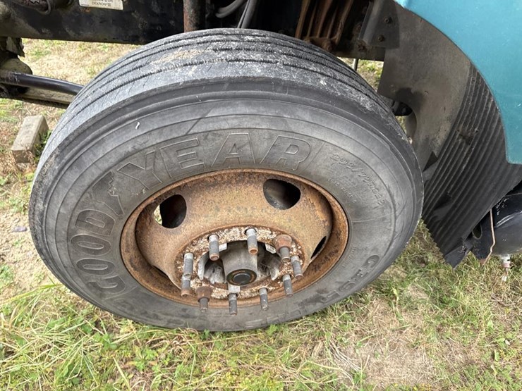 #3153-•-volvo-sleeper-cab-parts-semi-image-27