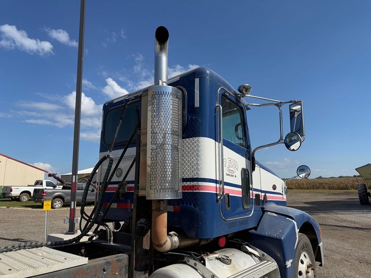 peterbilt-semi-tractor-image-15
