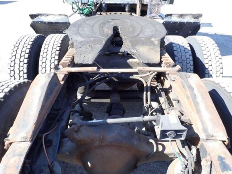 2010-freightliner-cascadia-t/a-hiway-tractor---day-image-48