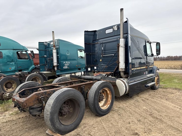 #3155-•-volvo-sleeper-cab-parts-semi-image-5