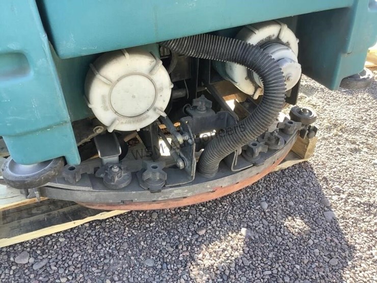 tennant-ride-on-floor-scrubber-image-8