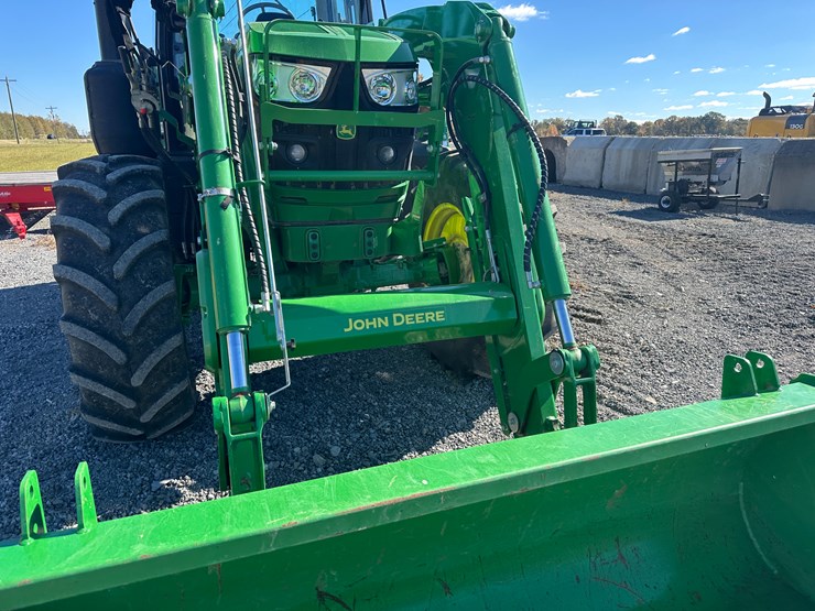 2013-john-deere-6140m-image-30