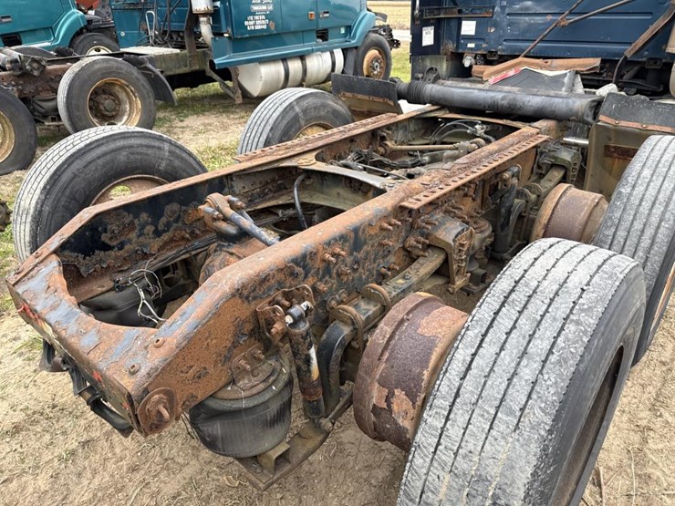 #3155-•-volvo-sleeper-cab-parts-semi-image-27