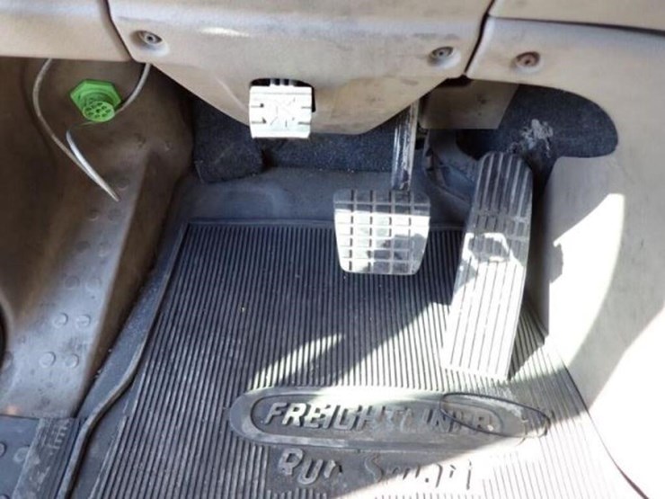 2010-freightliner-cascadia-t/a-hiway-tractor---day-image-17