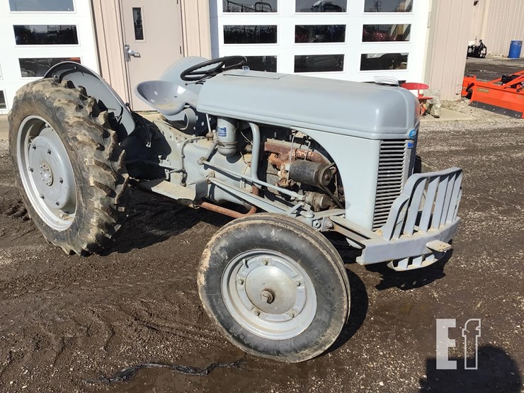 1940-ford-9n-image-3