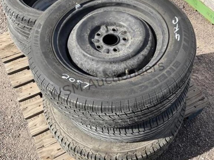 pallet-of-assorted-tires-wheels-image-5
