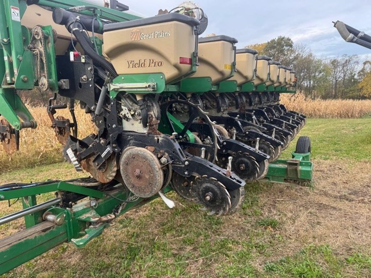 great-plains-yp825r-twin-row-planter-image-7