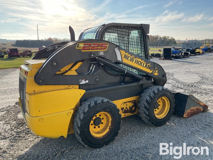 2015-new-holland-l225-image-5