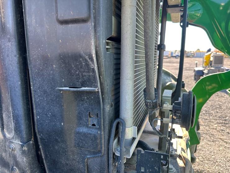 2013-john-deere-6140m-image-49