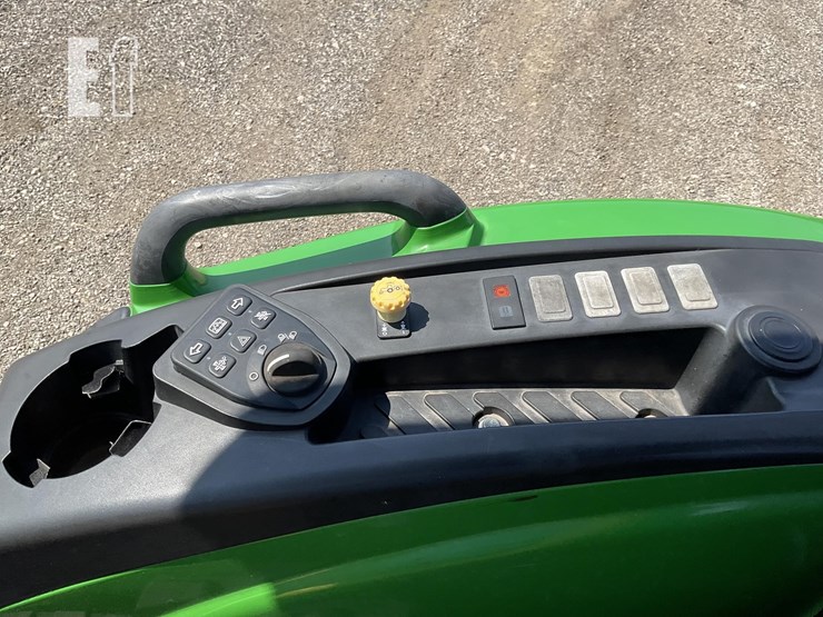 2017-john-deere-4052m-image-17