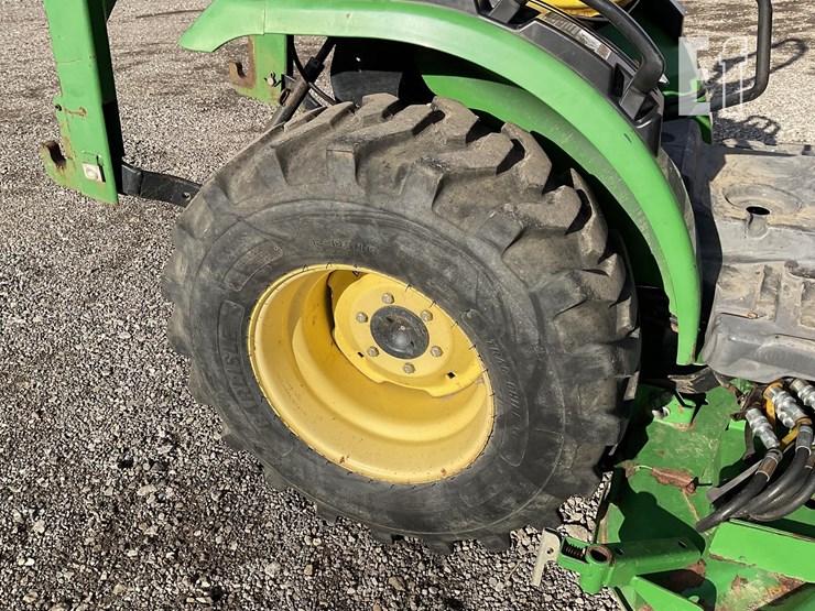 john-deere-2320-image-13