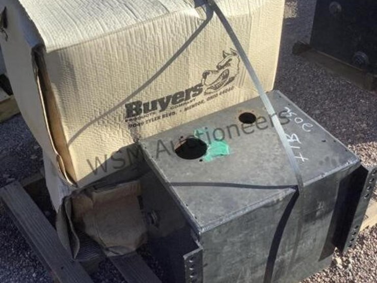 pallet-of-steel-hydraulic-tanks-image-3